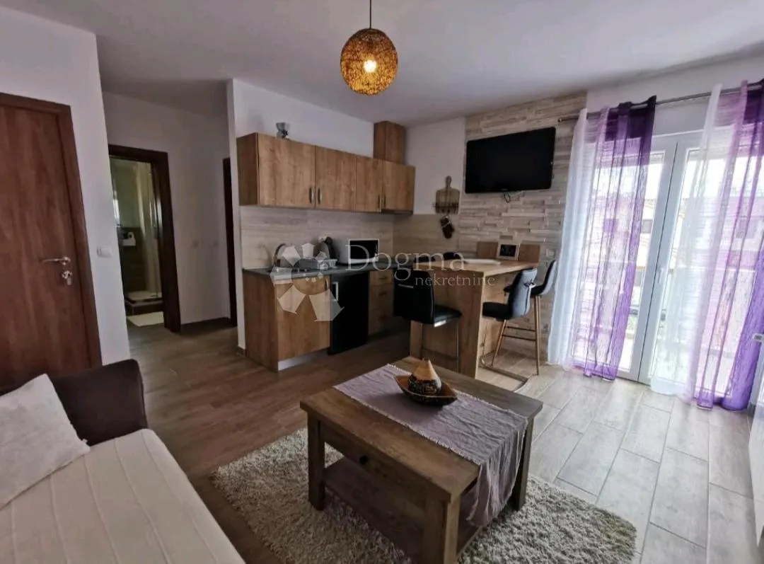 kuća s 3 apartmana u mirnom dijelu vodica! - slika 5