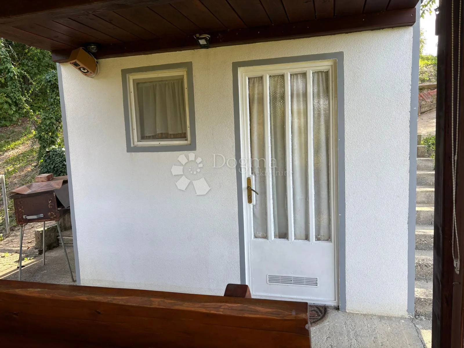 šarmantna vikend kućica s velikom okućnicom, privatnošću i vlastitim izvorima energije i vode - slika 3