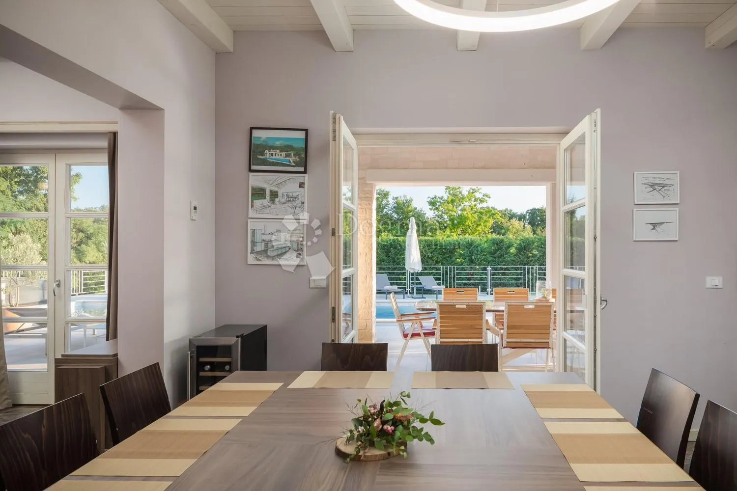 villa koja odiše elgancijom, sa bazenom i pomoćnim objektom - slika 10