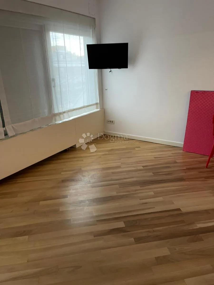 luksuzni troetažni penthouse sa terasom i bazenom - slika 9