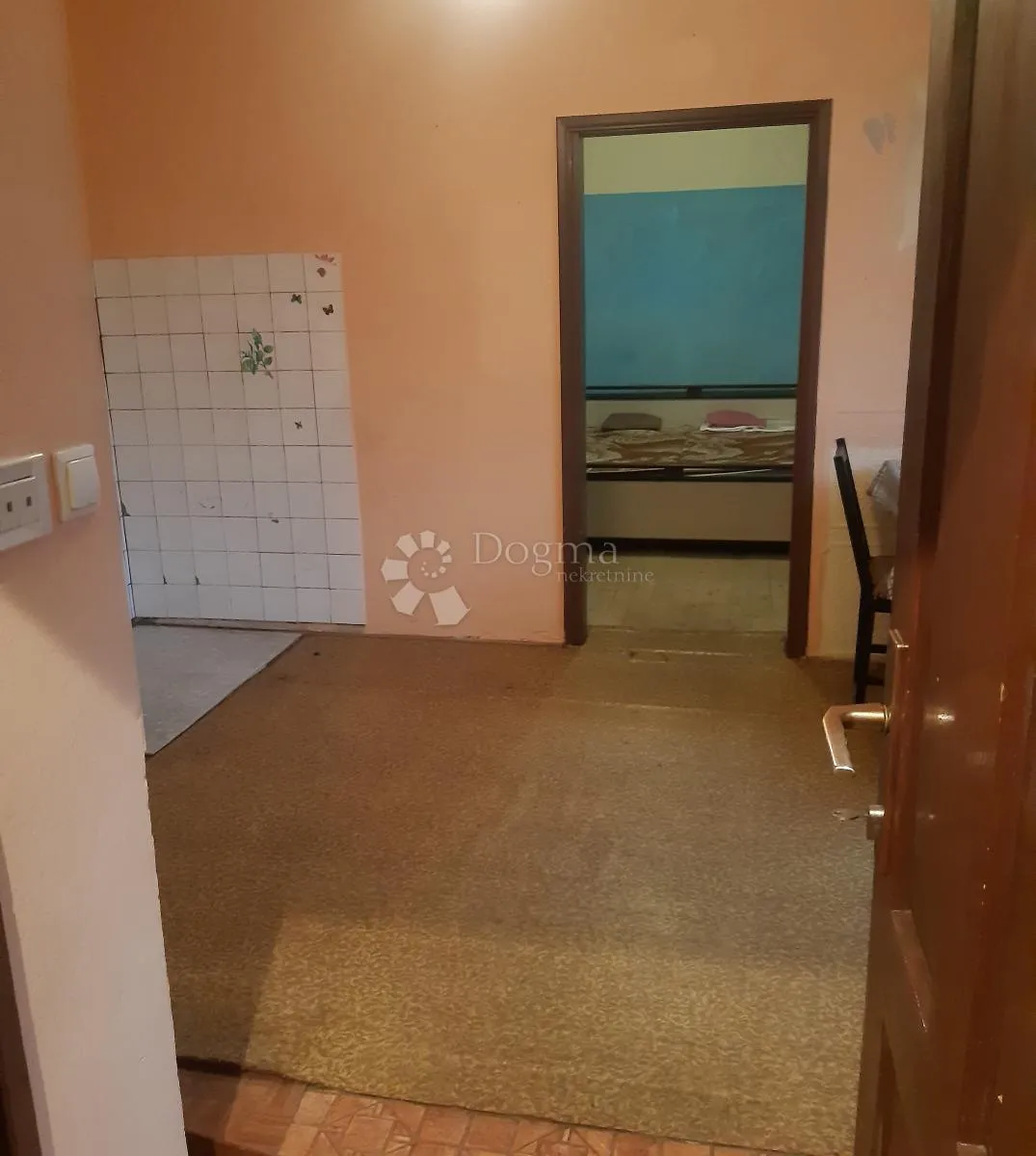 kuća za adaptaciju u drežnici sa 8 stanova - slika 9