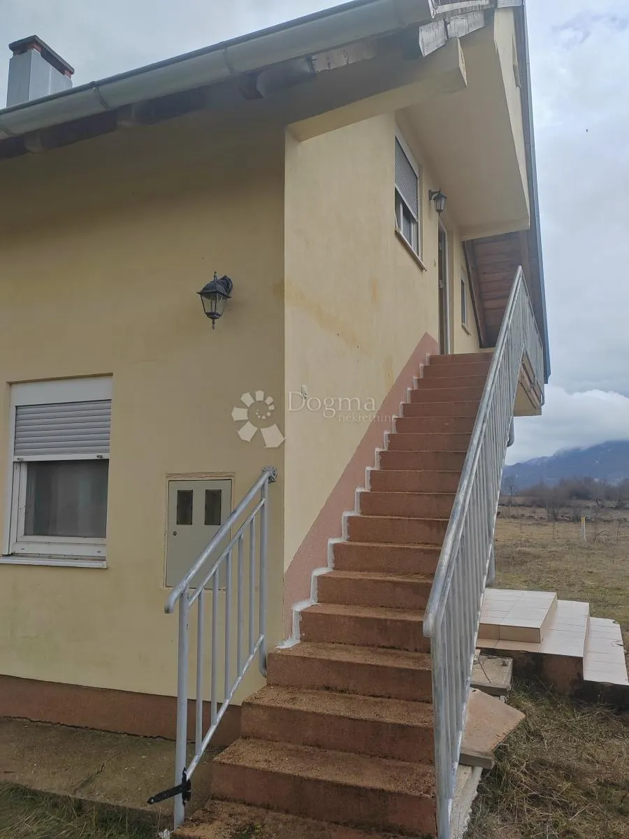 gračac kuća za odmor ili dom sređena s velikom okučnicom - slika 3