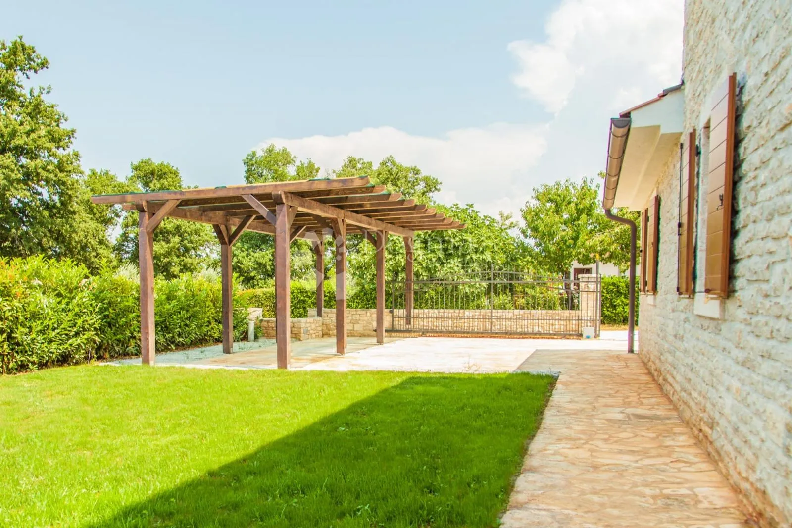 kamena vila s bazenom i 4 spvaće sobe - višnjan - slika 28