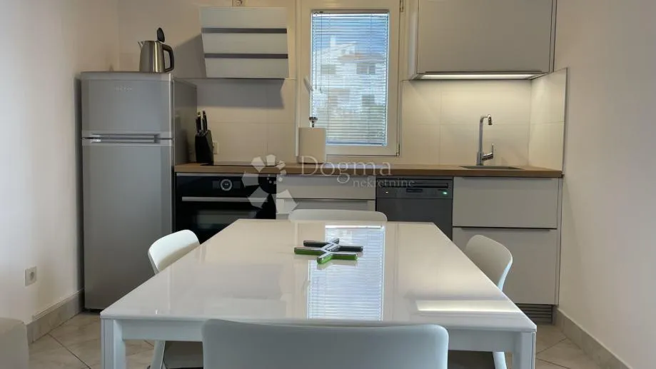 elegantna samostojeća kuća uz more – brodarica, šibenik - slika 9