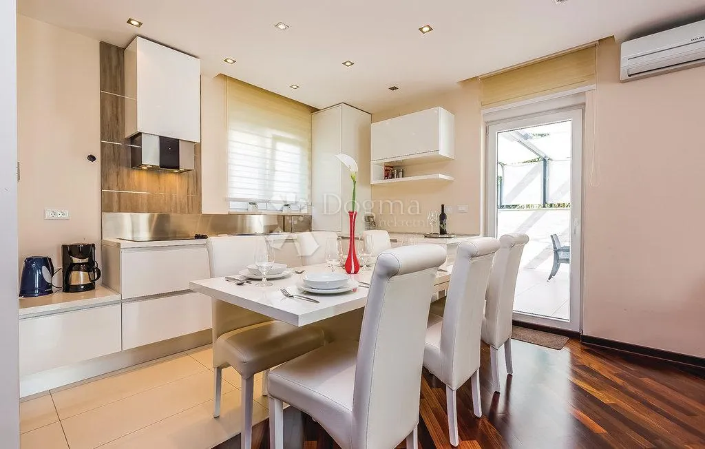apartman 10 metara od mora sa bazenom crikvenica - slika 4