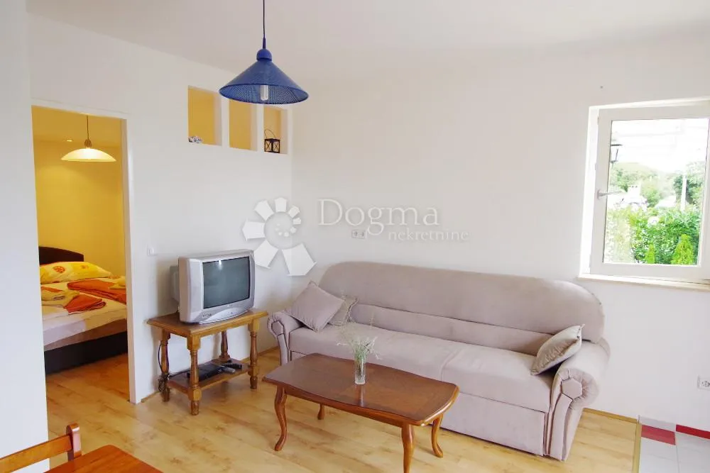 apartmanska kuća s bazenom na frekventnoj lokaciji! - slika 16