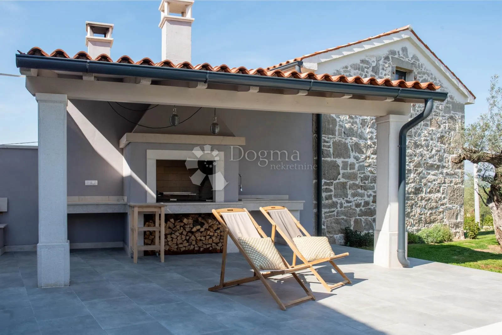 kamena villa s bazenom na mirnoj loakciji - slika 38