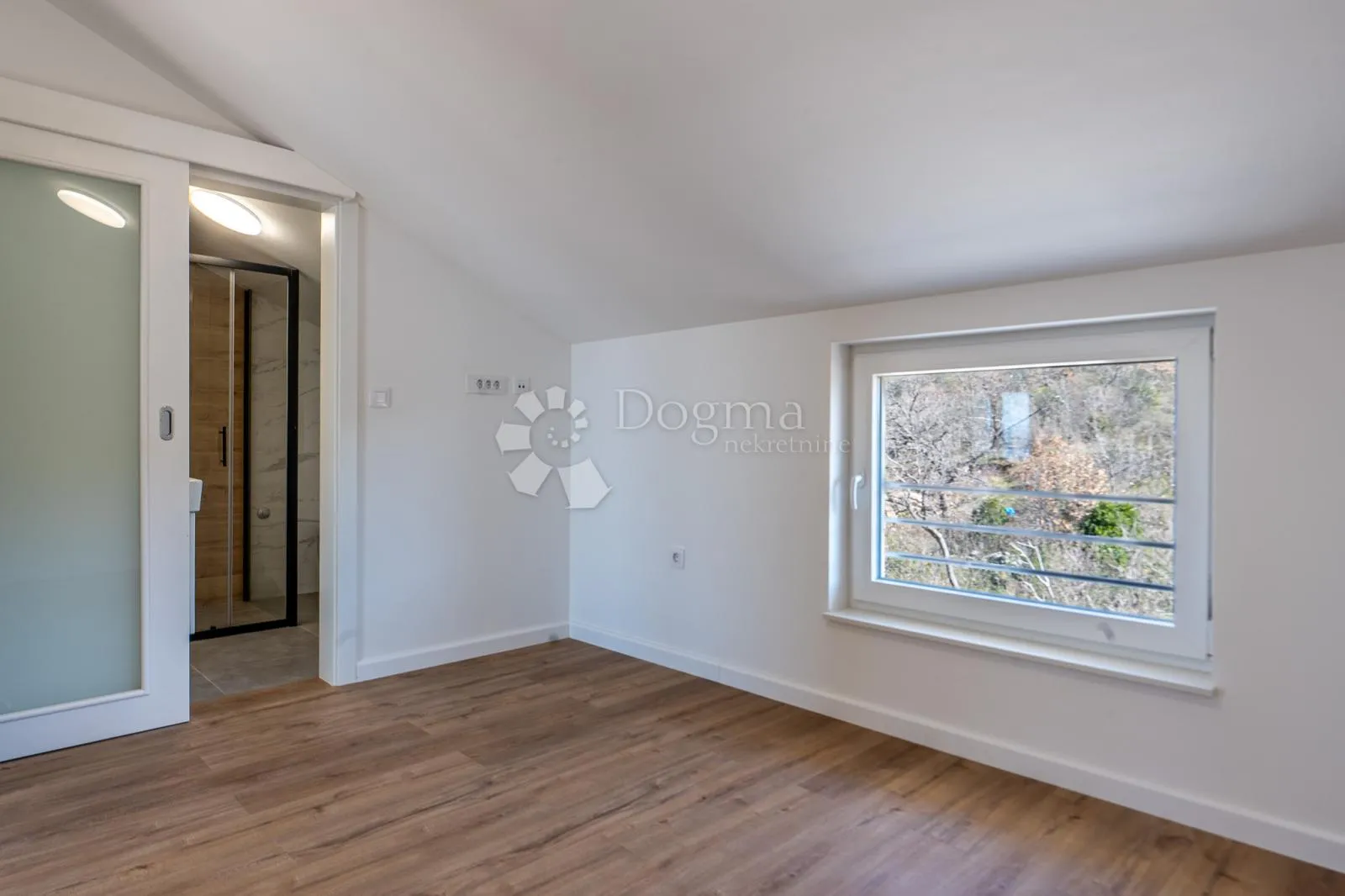 odličan penthouse u blizini mora - slika 4