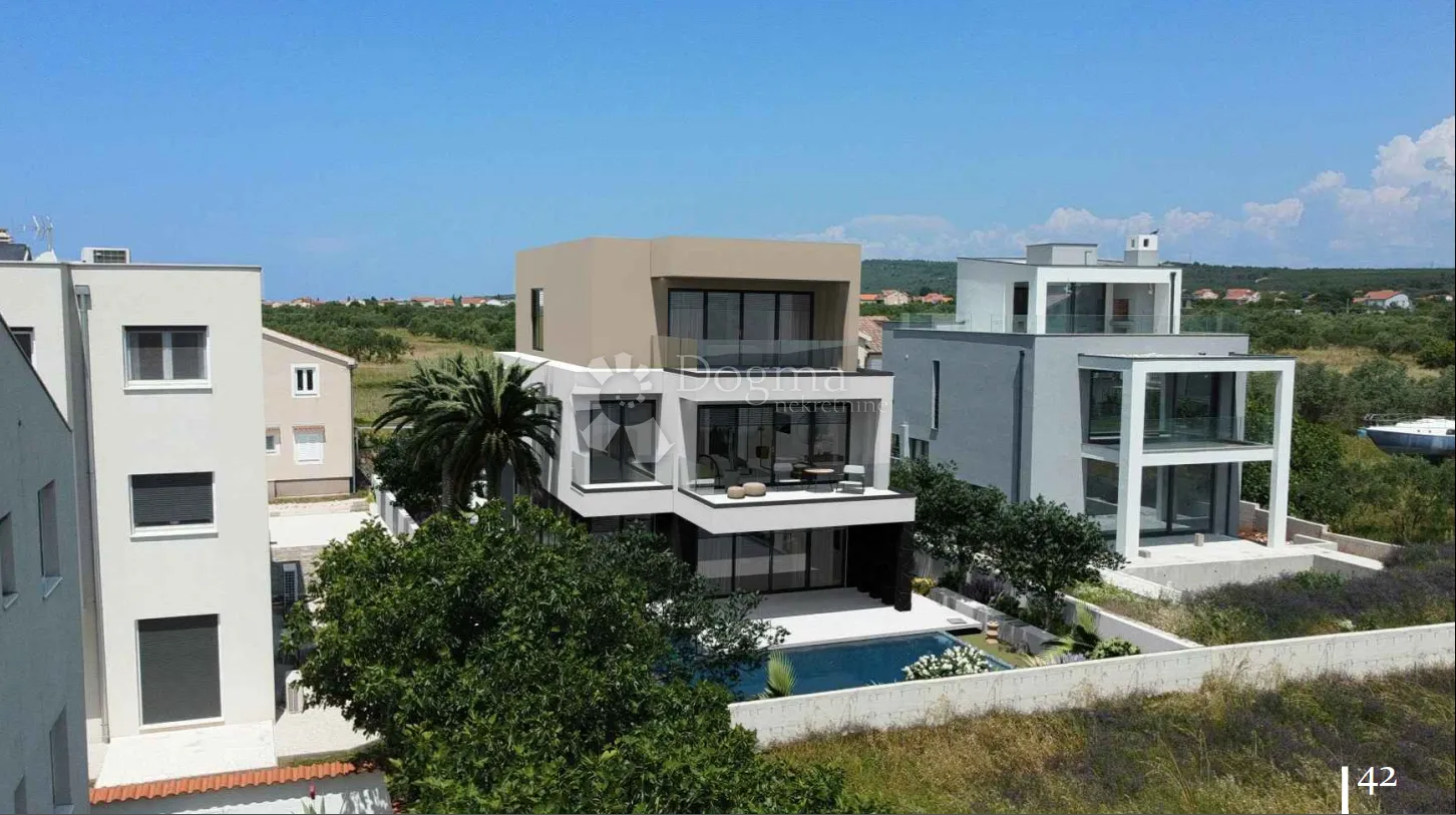 luksuzna villa s bazenom i pogledom na more - slika 42