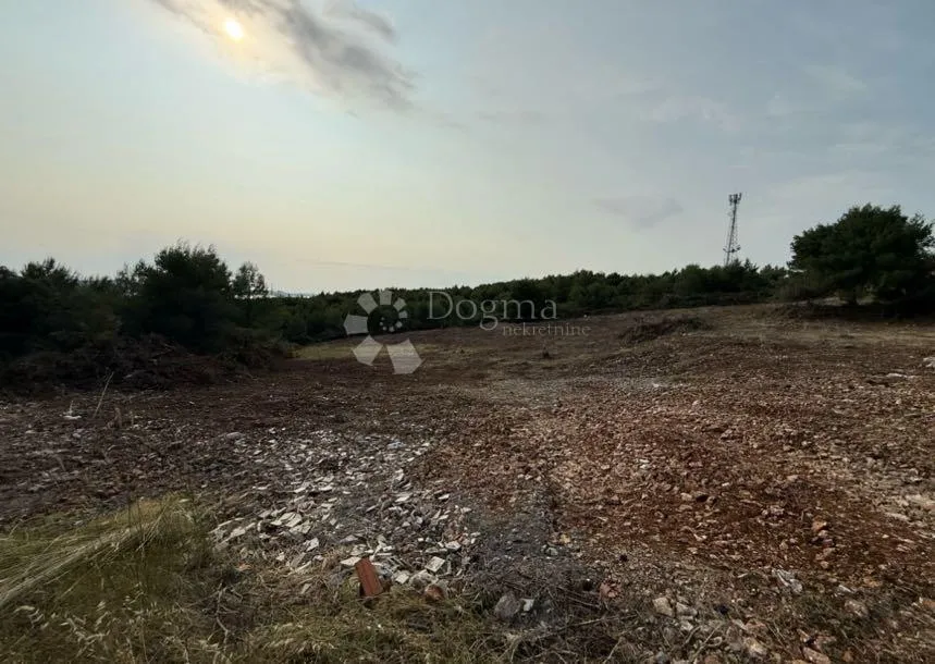 građrvinsko zemljište s panoramskim pogledom crno - slika 7