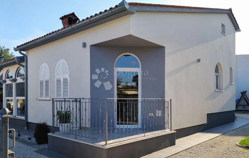 predivna kuća s bazenom - slika 32