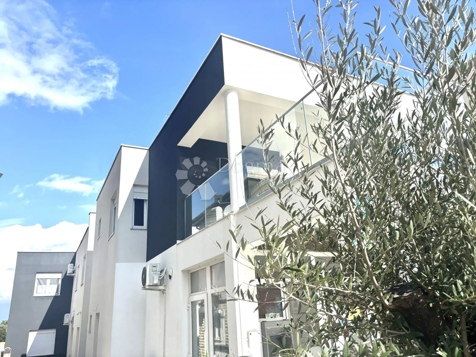 sofisticirana vila nadomak mora s 5 jedinica i investicijskim potencijalom - slika 2