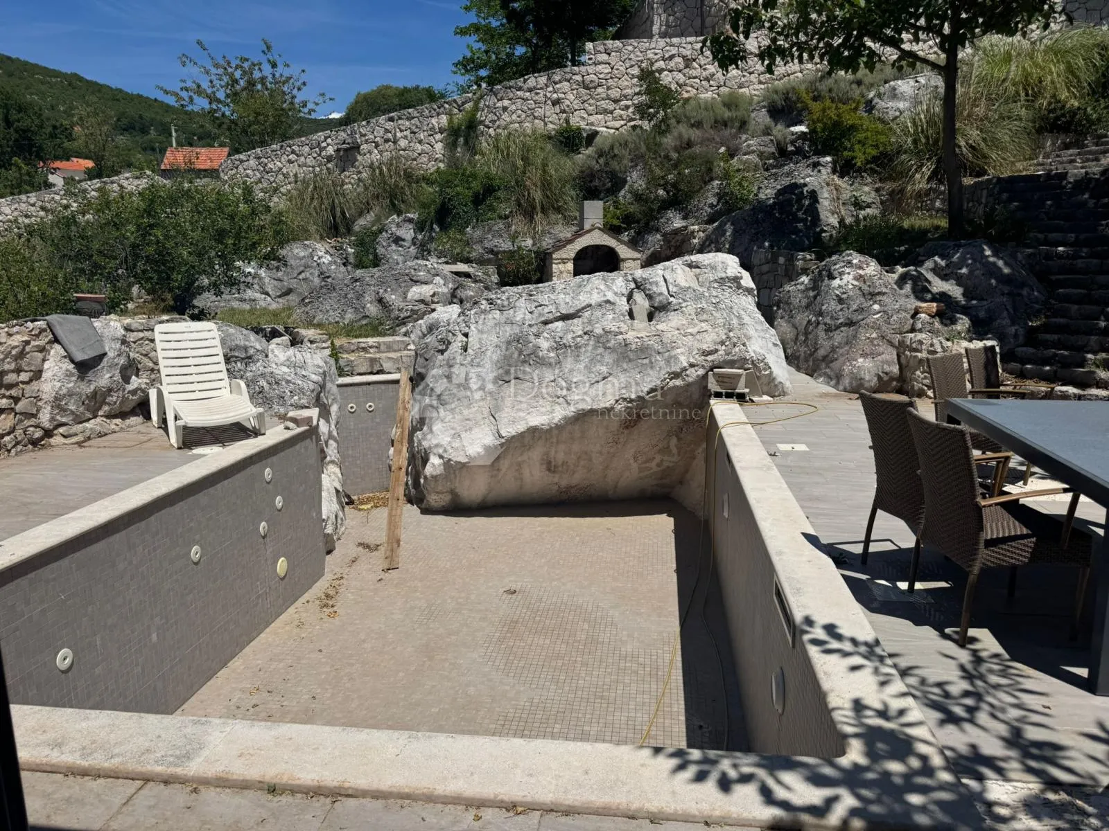 jedinstveno imanje s kućom i bazenom u prirodnom okruženju – zagvozd - slika 2