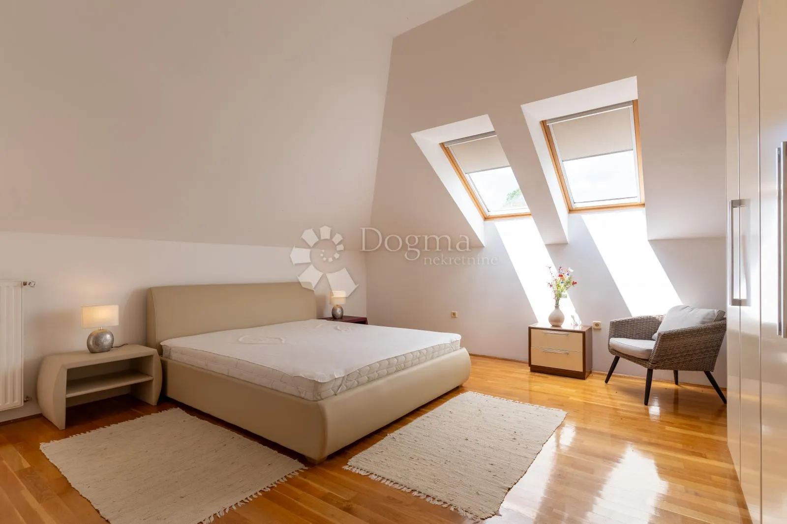 vila s bazenom i velikom okućnicom – brezovica - slika 9