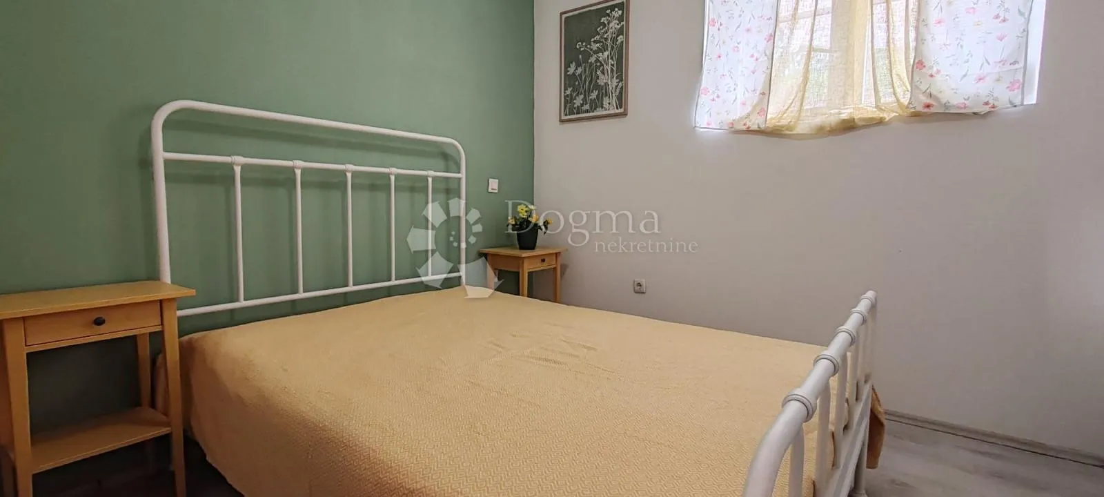 stan u prizemlju sa lijepim dvorištem. supetarska draga - slika 14