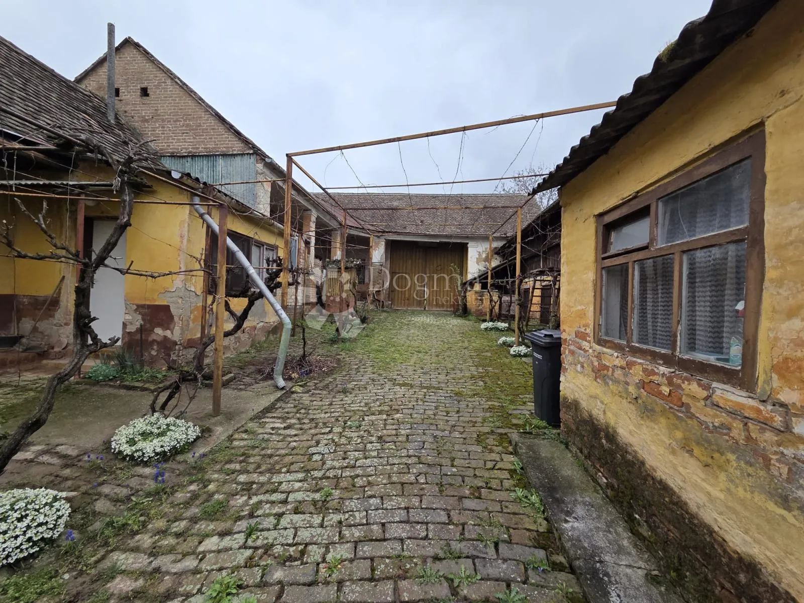 kuća s gospodarskim zgradama – odlična lokacija - slika 4