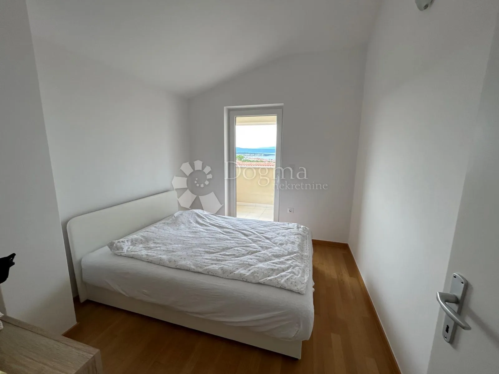 dvoetažni apartman u mirnom okružju - slika 12