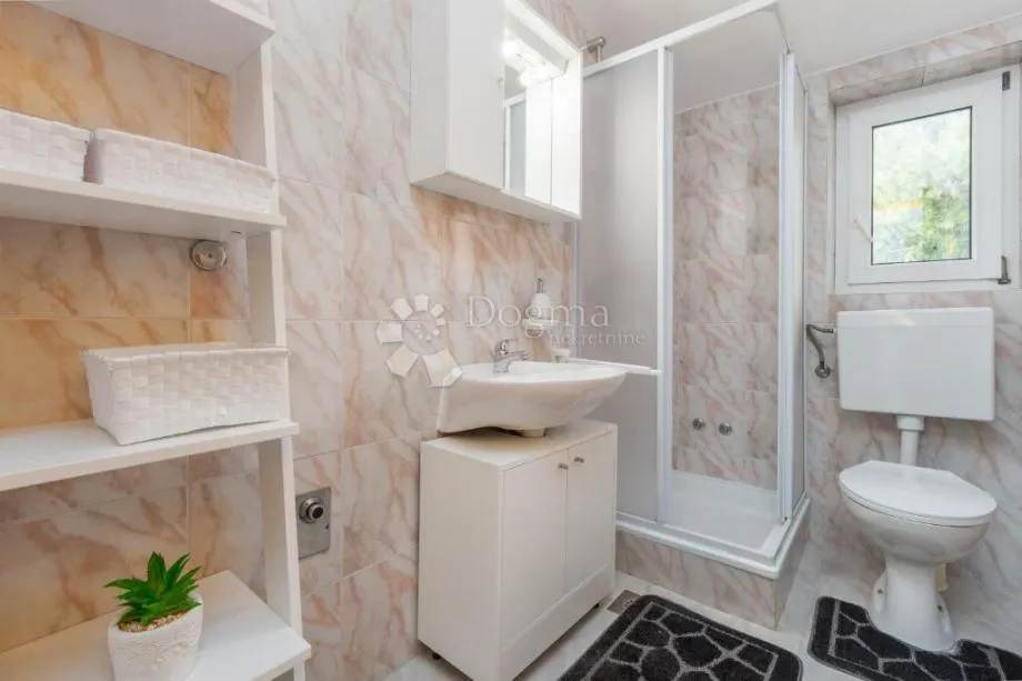 apartmanska kuća visokog potencijala 2 km od mora! - slika 19