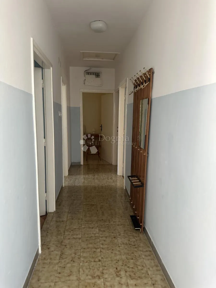 kuća s velikim potencijalom, prvi red do mora, tisno - slika 12