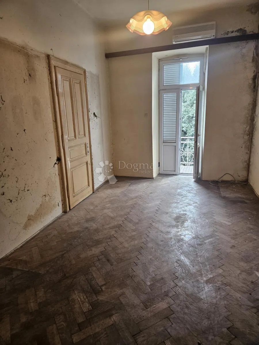 stan za renovaciju prvi red do mora! - slika 14