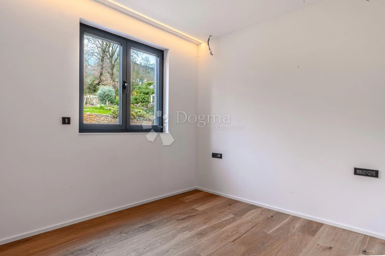 5★ lovran – 335 m² ukupno! stan 124 m² + natkrivena terasa 49 m² + vrt i parking 162 m² – 3 sobe, db, 3 kupaone, wc, spremište - slika 7