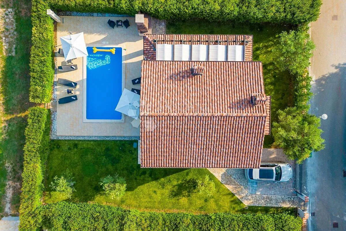 prekrasna vila s bazenom – idealna prilika za investiciju! - slika 26