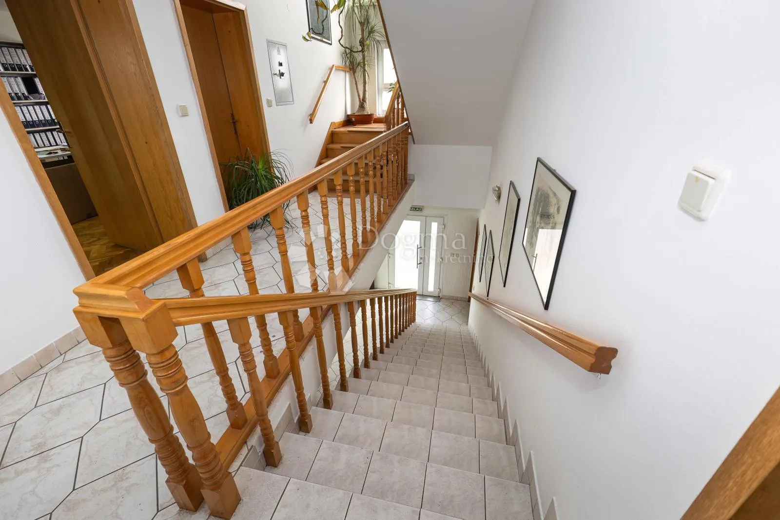 prodaje se poslovna zgrada – 1572 m² + dvorište 1236 m² - slika 2