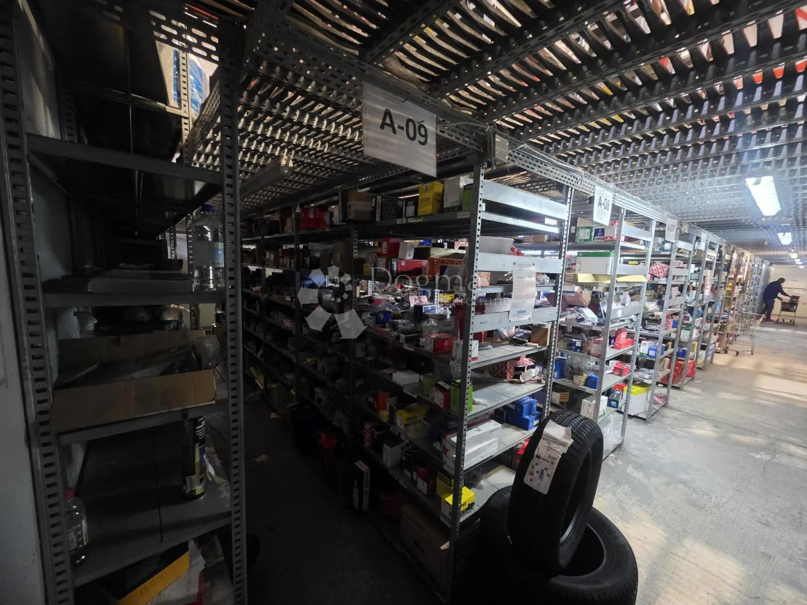funkcionalan poslovni prostor s velikim parkiralištem i uredima – 670 m² - slika 4
