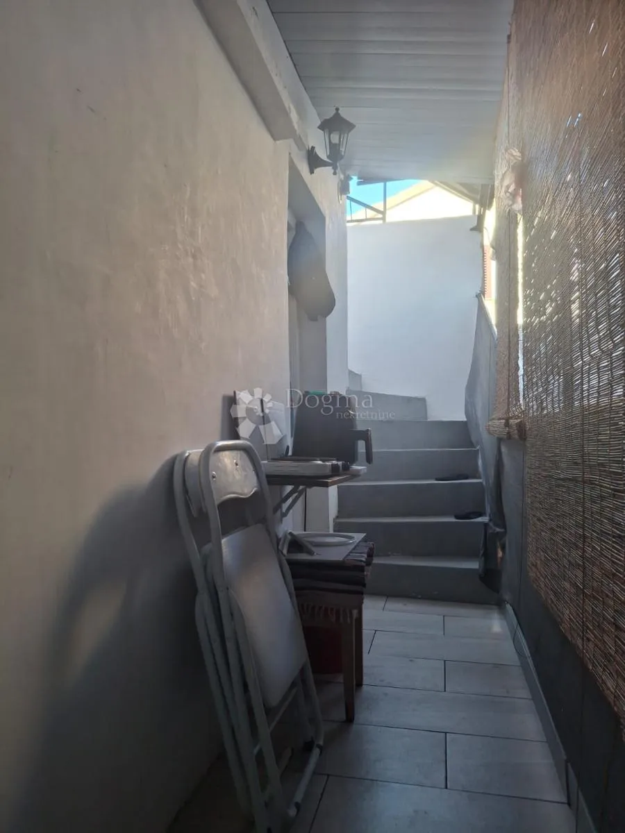 apartman s prostranom terasom koja pruža pogled na more - slika 11