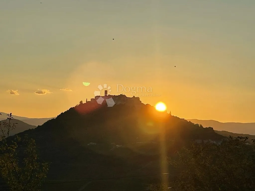 veliko građevinsko zemljište sa projektom - slika 11