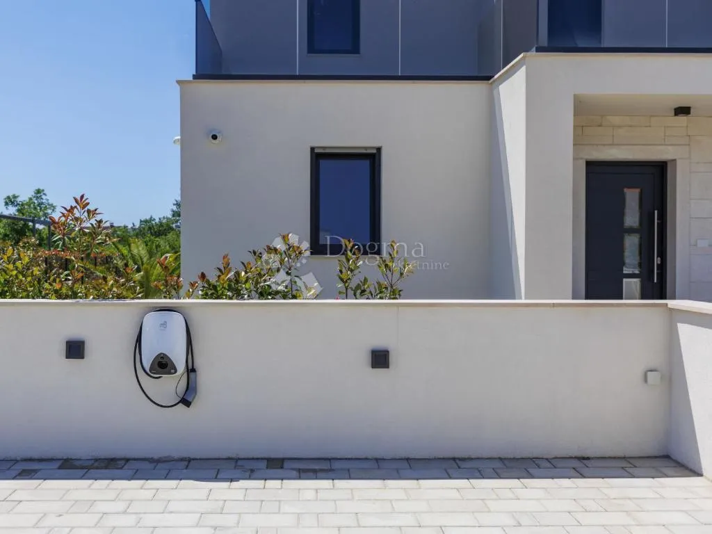 poreč - luksuzna vila s bazenom, wellnessom i 3 spavaće sobe - slika 35