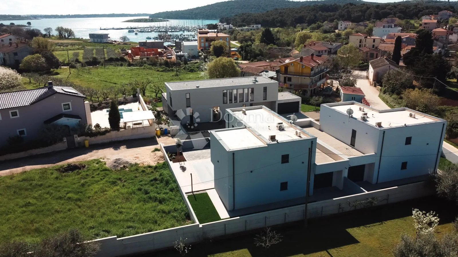 *elegantna vila s bazenom • blizu mora • u mirnom okruženju* - slika 2