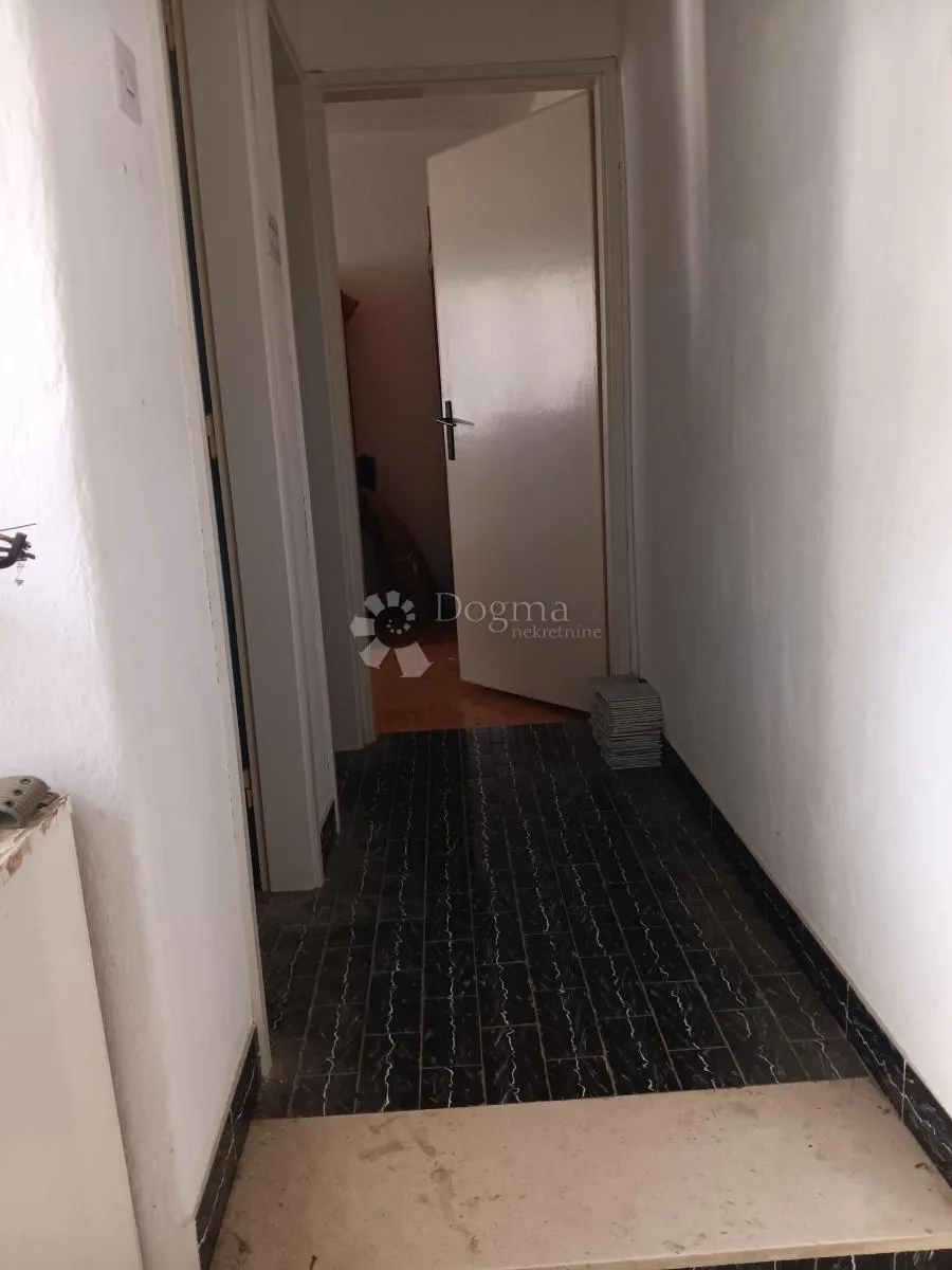 kuća za adaptaciju kaštel lukšić - slika 31