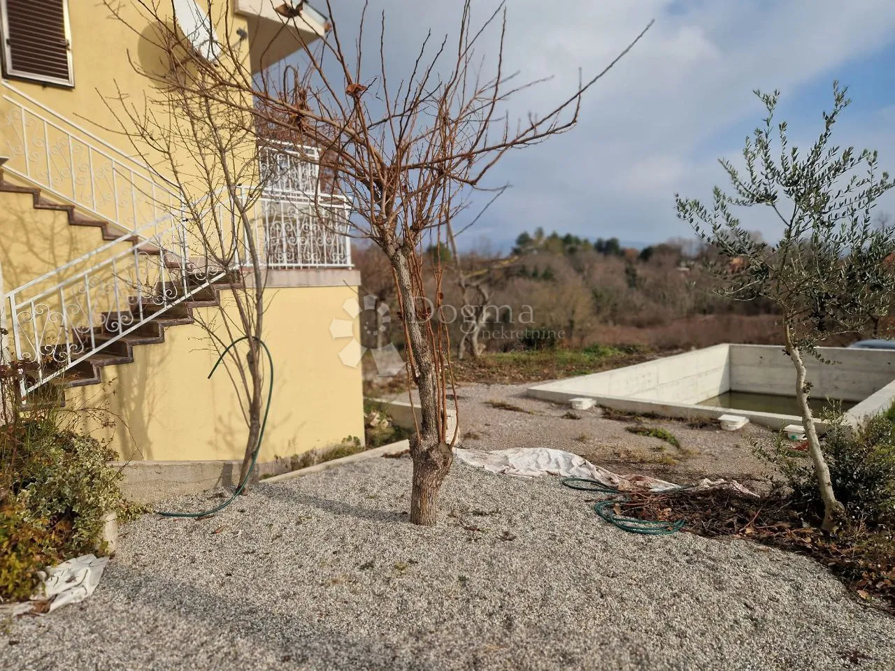 obiteljska kuća sa 2 stana i bazenom, okolica labina - slika 15