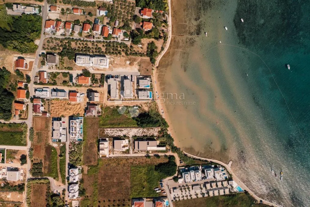 moderna dvojna kuća s bazenom – privlaka, 150 m od mora s4 - slika 23