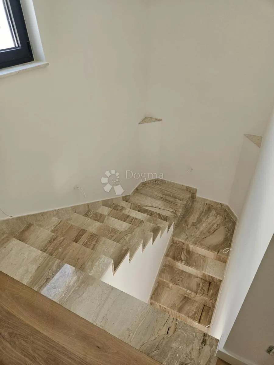 primošten-predivan stan s bazenom i pogledom na more u triplexu s1 - slika 31