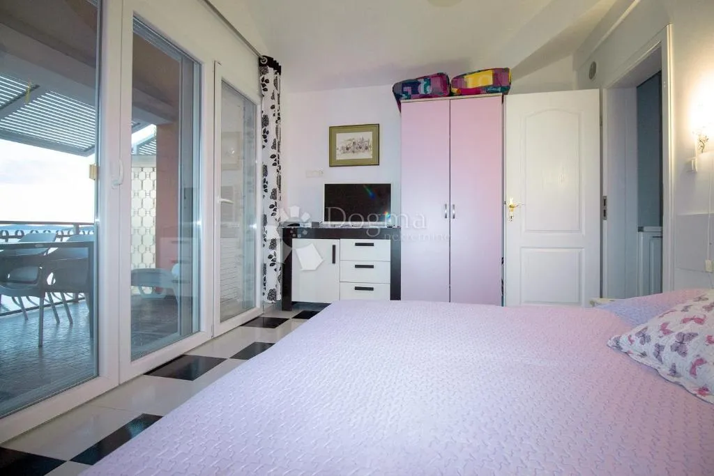 lovetovo -vodice, predivna kuća s 6 apartmana, prvi red do mora - slika 17
