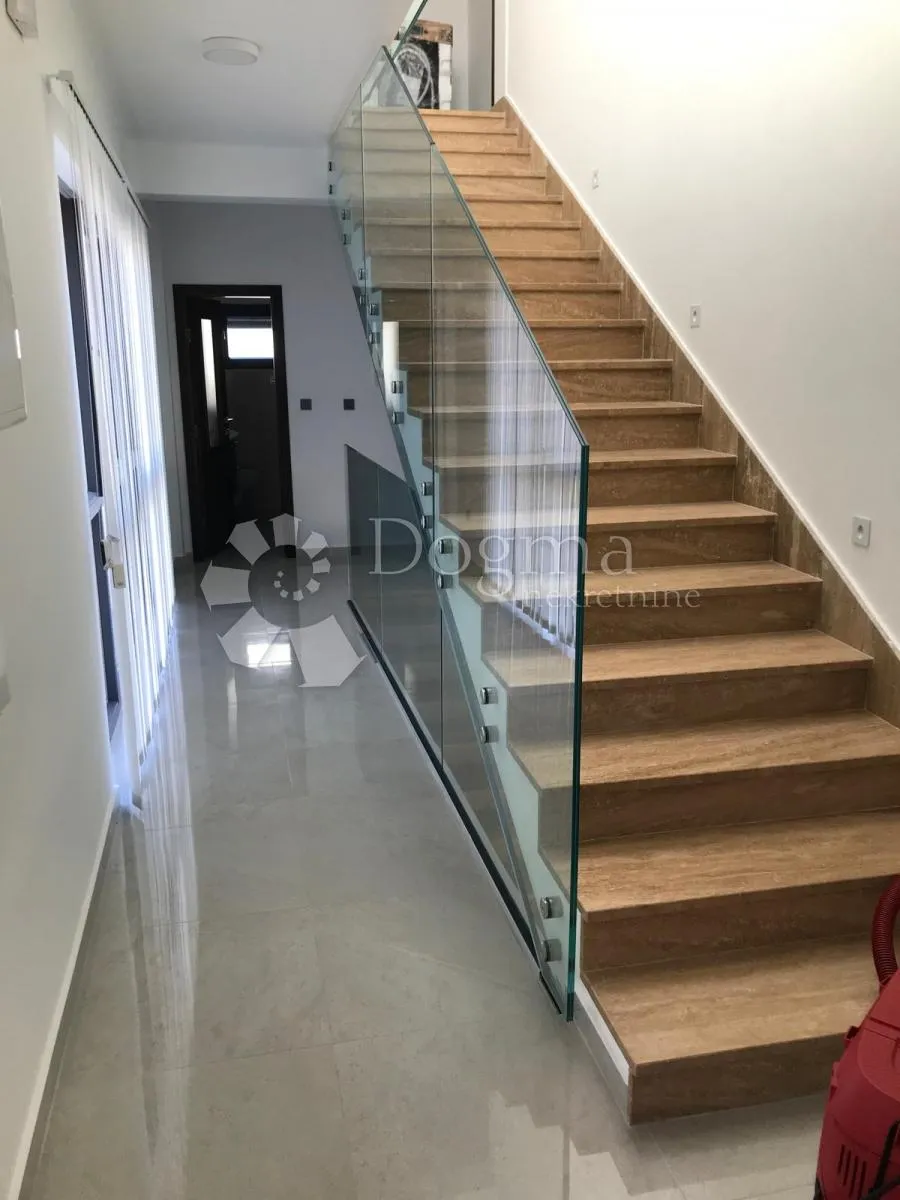 rogoznica- villa s predivnim pogledom i top lokacijom - slika 8