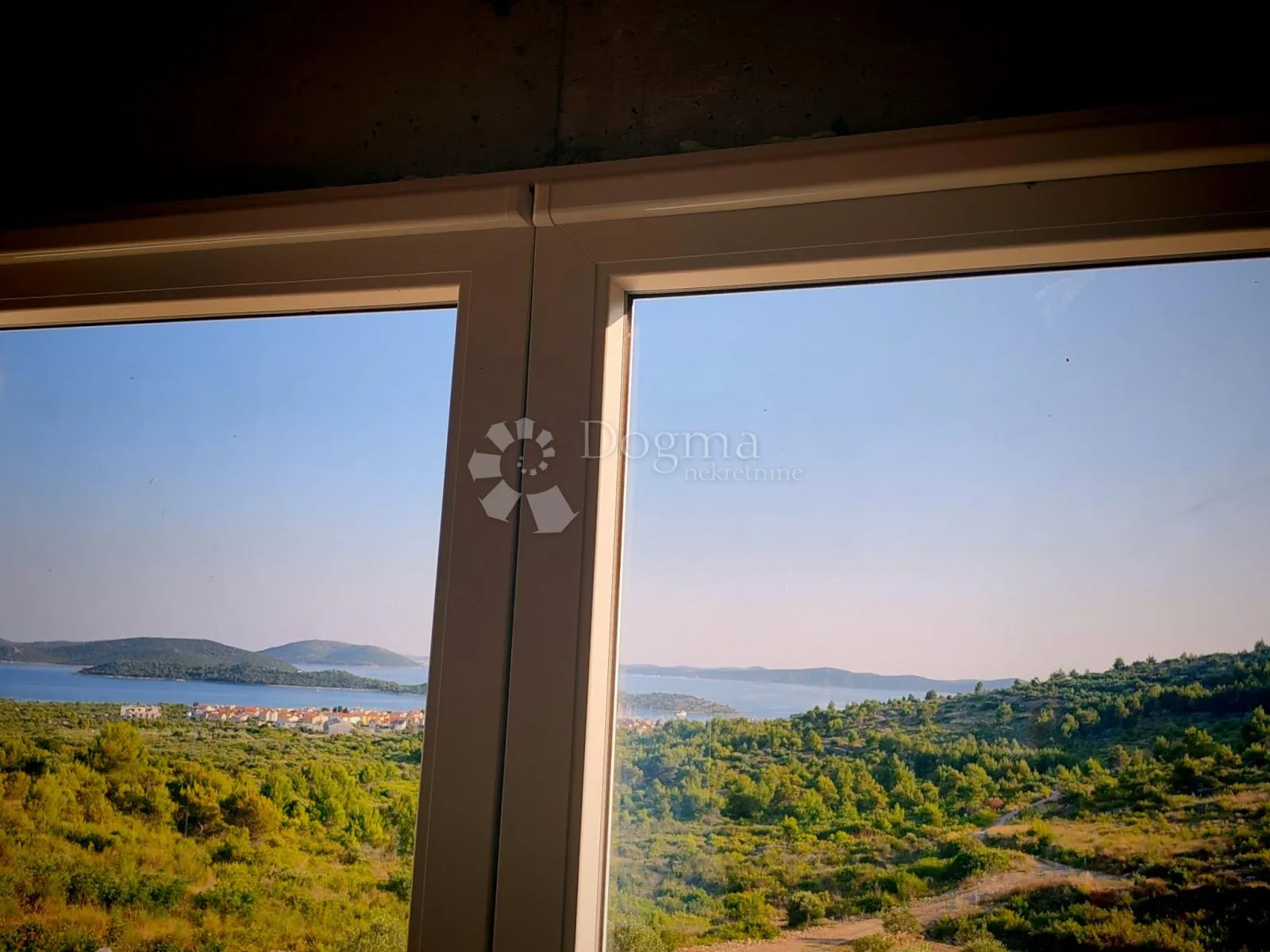 tribunj - vodice zemljište s otvorenim pogledom na more i kućicom za odmor - slika 16