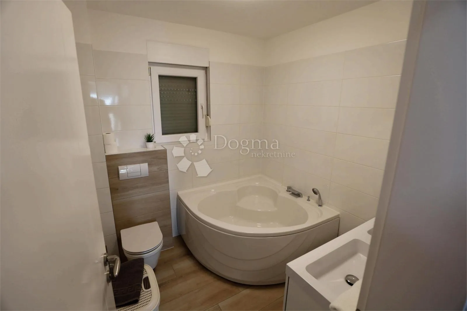 namješteni apartman u mirnom dijelu sukošana, odmah useljiv - slika 4