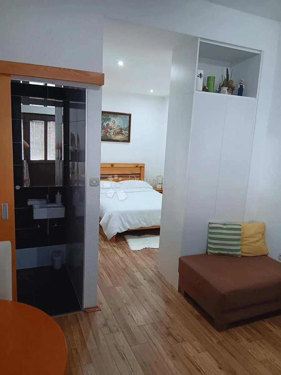 kuća u korenici, za investiciju i život - slika 2