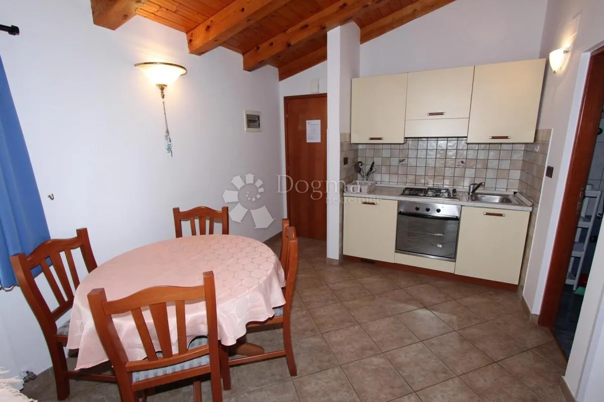 kuća sa apartmanima - slika 10