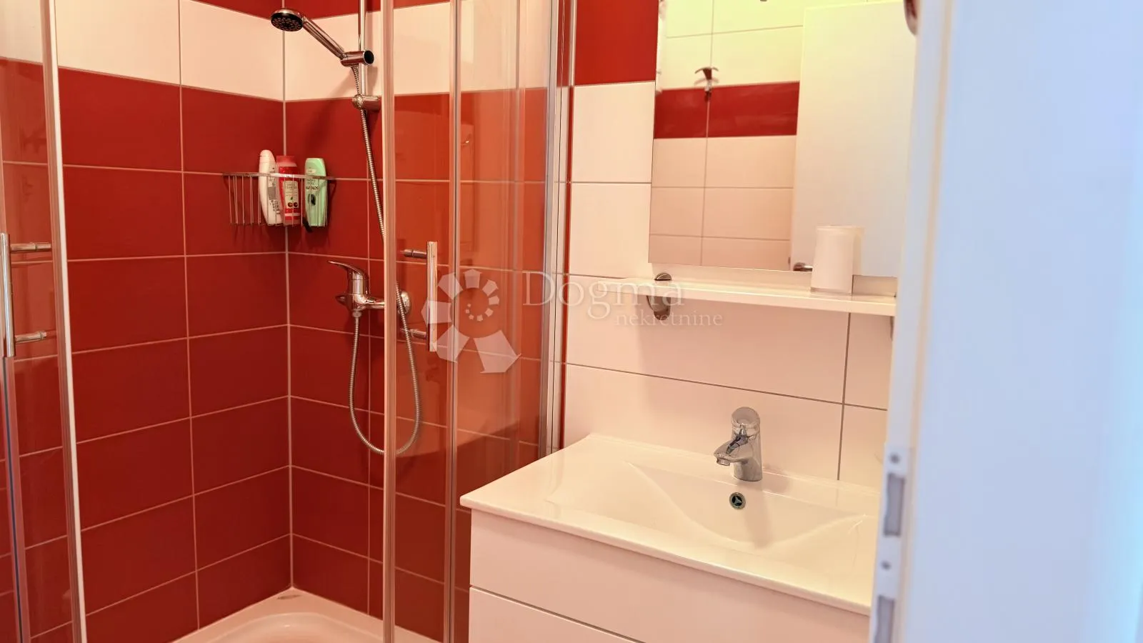 penthouse u baškoj vodi – dvoetažni, kompletno namješten - slika 35