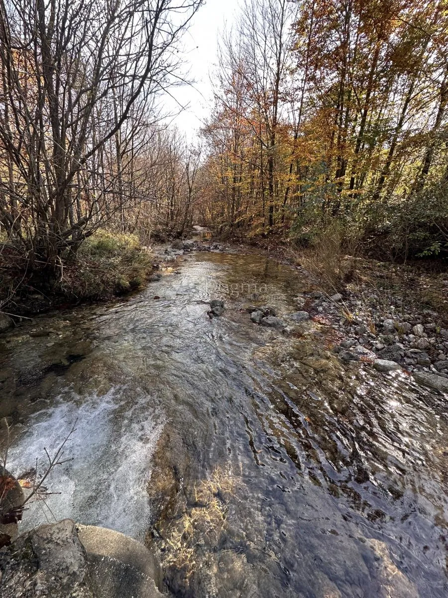 prodaje se poljoprivredno zemljište 3000 m2 podno velebita - slika 1