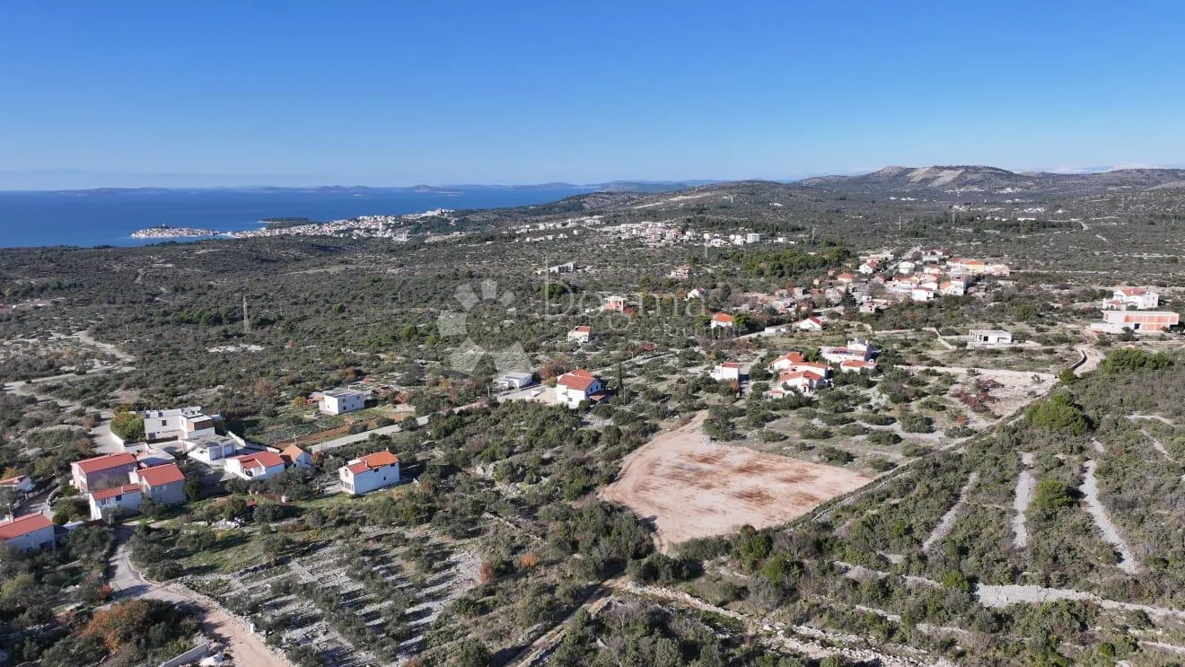 građevinsko zemljište od 901m2 u zaleđu primoštena - slika 5