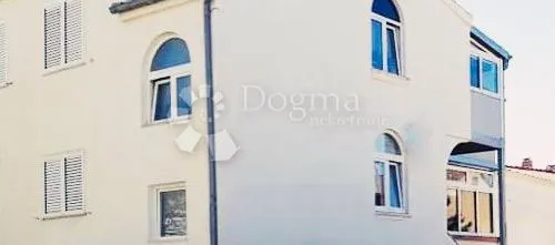 Vodice! Stan novije gradnje na atraktivnoj lokaciji, u blizini plaže i centra!