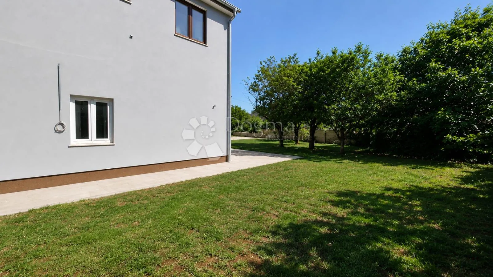poreč (okolica) - prostrani stan na 1.katu sa vrtom - slika 4