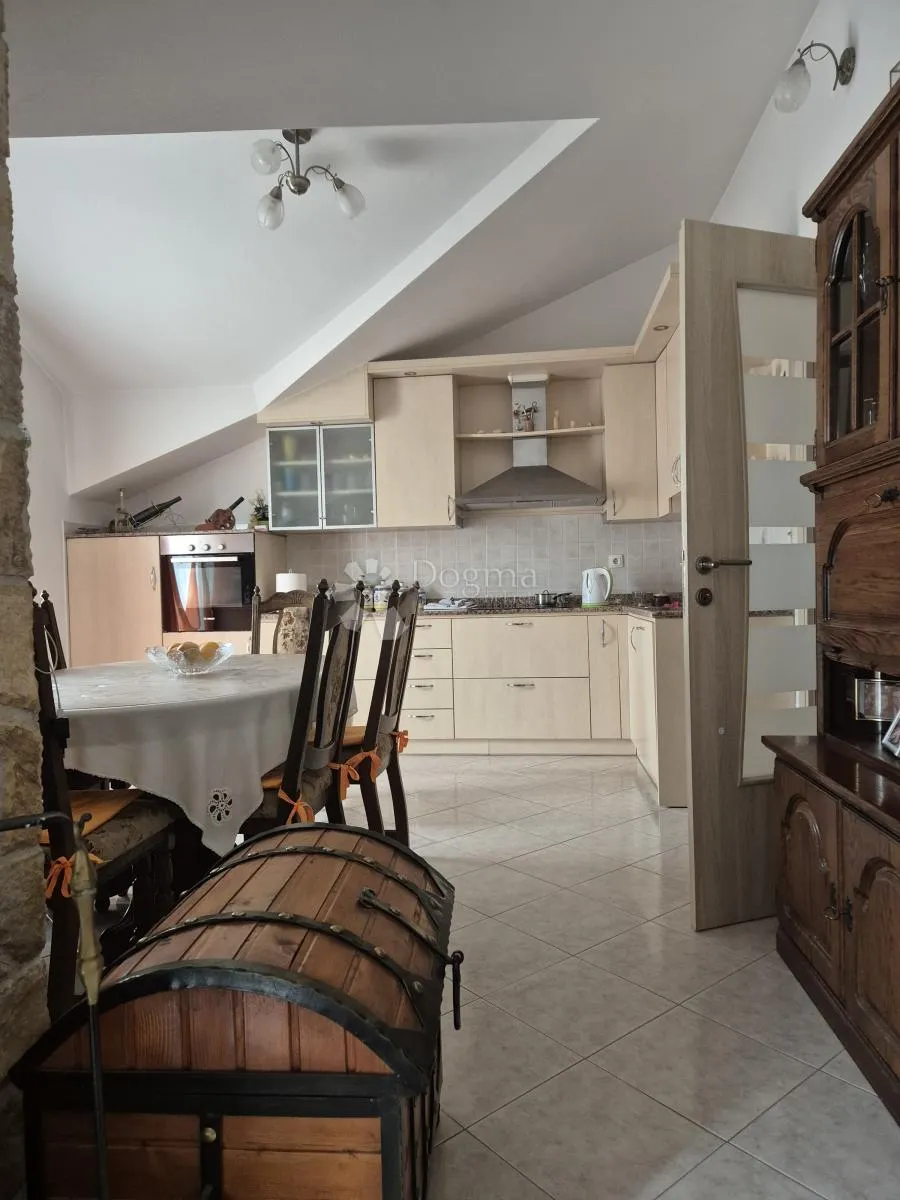 prodaje se – prostrana kuća s apartmanima, pogledom na more i uhodanim turističkim poslom (353 m²) – okrug gornji - slika 22