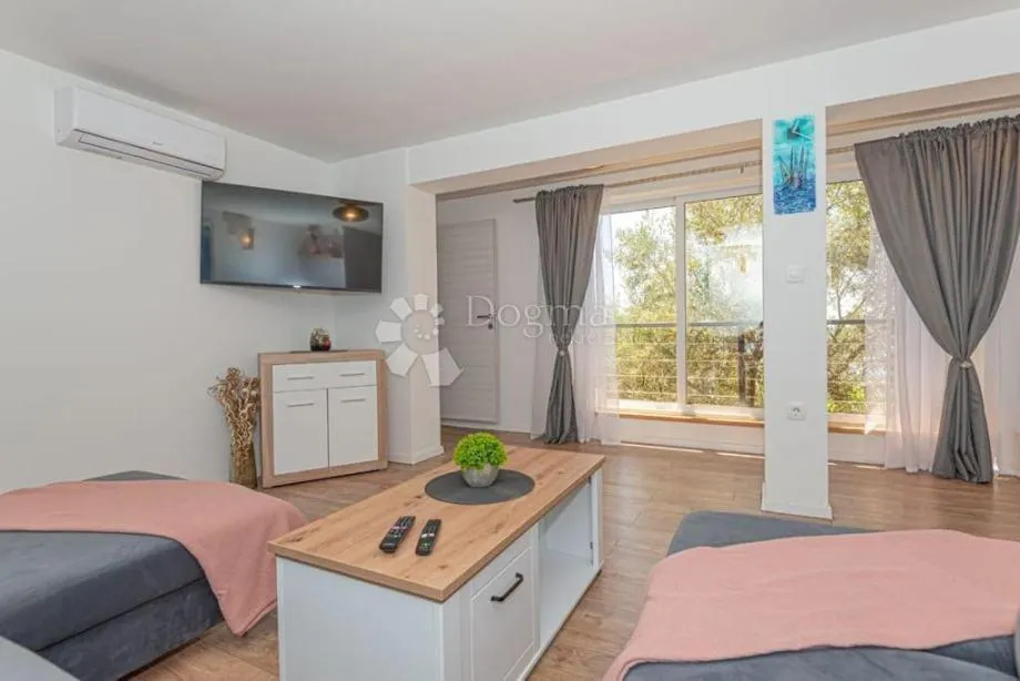 ekskluzivna vila sa bazenom - slika 9