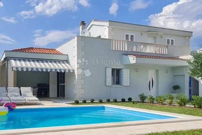 luksuzna vila s bazenom u središtu vrsi – blizina mora, privatnost i elegancija - slika 1
